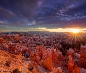 Promienie, Wschód słońca, Utah, Chmury, Skały, Stany Zjednoczone, Park Narodowy Bryce Canyon