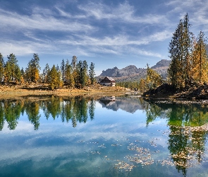 Jezioro Lago Federa, Jesień, Dom, Odbicie, Drzewa, Schronisko, Prowincja Belluno, Włochy, Góry Dolomity