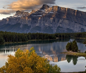 Góry Skaliste, Alberta, Drzewa, Kanada, Odbicie, Park Narodowy Banff, Góra Mount Rundle, Jezioro, Two Jack Lake