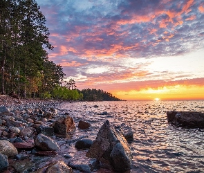 Stany Zjednoczone, Drzewa, Kamienie, Zachód słońca, Las, Superior Lake, Stan Michigan, Marquette, Jezioro