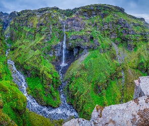 Islandia, Góry, Wodospad Hangandifoss, Kanion Mulagljufur, Omszałe, Skały