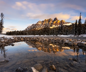 Góra, Castle Mountain, Canadian Rockies, Góry, Zima, Chmury, Bow River, Kanada, Rzeka, Drzewa, Alberta, Kamienie, Park Narodowy Banff, Las