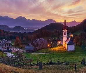 Domy, Kościół, Góry, Ogrodzenie, Oświetlony, Słowenia, Dolina