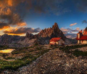 Tre Cime di Lavaredo, Dom, Góry, Chmury, Kaplica, Dolomity, Włochy, Schronisko Auronzo