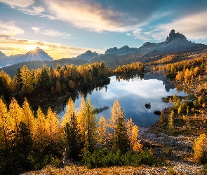 Federa Lake, Prowincja Belluno, Włochy, Jezioro, Góry, Las, Jesień, Dolomity, Wschód słońca, Mgła, Drzewa, Chmury