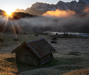 Promienie słońca, Domki, Jezioro Geroldsee, Mgła, Góry Karwendel, Bawaria, Wzgórza, Las, Niemcy, Drzewa