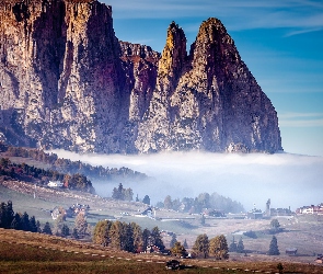 Mgła, Drzewa, Góry, Domy, Góra Schlern, Włochy, Dolomity