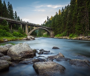 Las, Idaho, Most, Stany Zjednoczone, Rainbow Bridge, Kamienie, Drzewa, Rzeka, Payette River