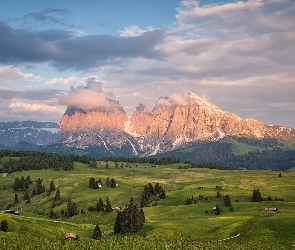 Drzewa, Drewniane, Dolomity, Dolina, Domki, Włochy, Góry, Chmury, Val Gardena, Sassolungo, Płaskowyż Seiser Alm