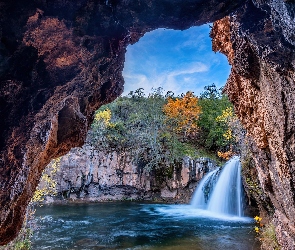 Skały, Arizona, Fossil Falls Grotto, Stany Zjednoczone, Drzewa, Jaskinia, Wodospad, Fossil Creek Waterfall, Grota