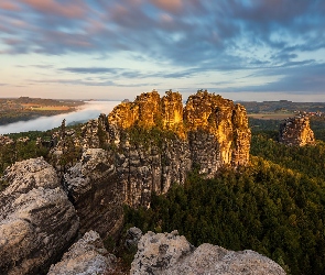 Skały, Mgła, Góry, Drzewa, Park Narodowy Saskiej Szwajcarii, Schrammsteine, Niemcy, Lasy