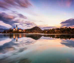 Jezioro Bled, Góry, Słowenia, Kościół Zwiastowania Marii Panny, Chmury, Wyspa Blejski Otok, Odbicie, Alpy Julijskie
