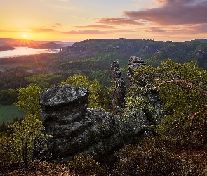 Jezioro, Drzewa, Góry Połabskie, Zachód słońca, Park Narodowy Saskiej Szwajcarii, Skały, Niemcy, Sosny