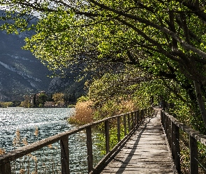 Włochy, Góry, Lago di Toblino, Jezioro, Most, Drzewa