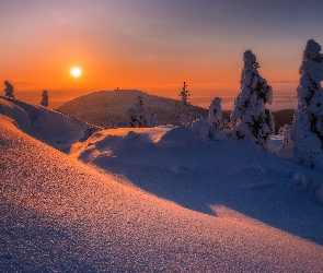 Góra, Zachód słońca, Śnieg, Zima, Drzewa, Zaspy
