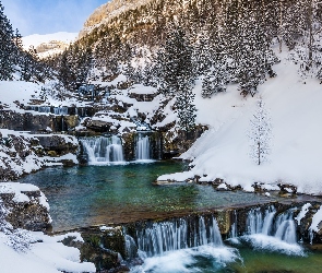 Zima, Arazas Rio, Drzewa, Rzeka, Park Narodowy Ordesa y Monte Perdido, Kaskada, Hiszpania, Dolina Ordesy