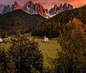 Włochy, Dolina Val di Funes, Wieś, Drzewa, Santa Maddalena, Kościół św Jana, Południowy Tyrol, Góry, Dolomity
