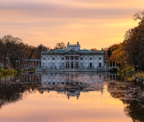 Pałac na Wyspie, Zachód słońca, Jesień, Drzewa, Warszawa, Staw, Polska, Łazienki Królewskie