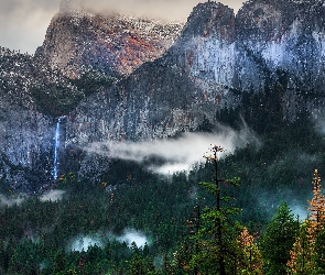 Góry Sierra Nevada, Drzewa, Park Narodowy Yosemite, Wodospad, Kalifornia, Mgła, Stany Zjednoczone, Lasy