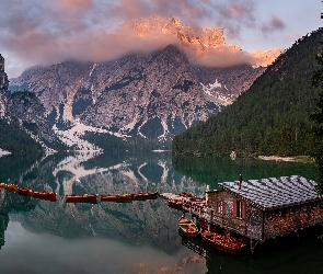Włochy, Łódki, Drewniany, Chmury, Domek, Pomost, Jezioro Pragser Wildsee, Lago di Braies, Góry Dolomity