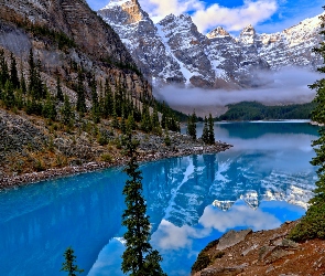 Skały, Alberta, Kanada, Góry, Las, Jezioro, Odbicie, Drzewa, Chmury, Mgła, Moraine Lake, Park Narodowy Banff