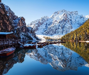 Odbicie, Łódki, Pomost, Drzewa, Pragser Wildsee, Jezioro, Lago di Braies, Góry, Włochy, Dolomity