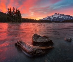 Kanada, Park Narodowy Banff, Wschód słońca, Prowincja Alberta, Jezioro, Mount Rundle, Two Jack Lake, Kamienie, Góry, Drzewa