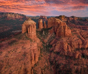 Skały, Zachód słońca, Kanion, Chmury, Arizona, Roślinność, Stany Zjednoczone, Sedona