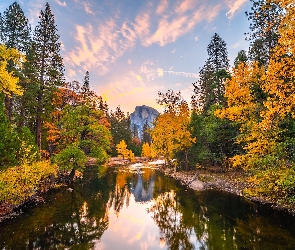 Stany Zjednoczone, Odbicie, Jesień, Kalifornia, Szczyt Half Dome, Góry, Rzeka, Merced River, Park Narodowy Yosemite, Drzewa