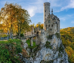 Niemcy, Promienie słońca, Skały, Drzewa, Most, Jesień, Lichtenstein, Wzgórze, Zamek Lichtenstein