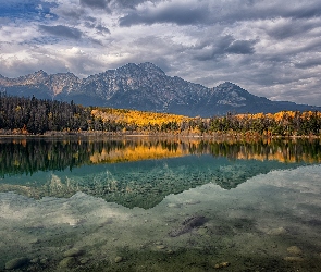 Kanada, Góry, Odbicie, Drzewa, Jesień, Patricia Lake, Prowincja Alberta, Park Narodowy Jasper, Jezioro