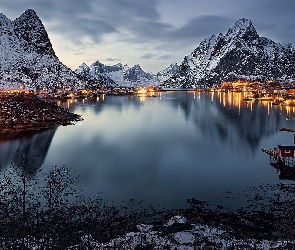 Wieś Reine, Zima, Morze Norweskie, Norwegia, Oświetlenie, Góry, Domy