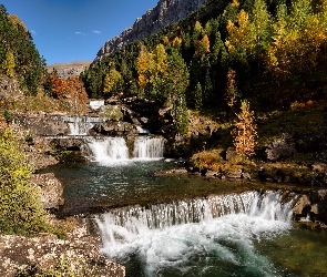 Góry, Kamienie, Kaskada, Jesień, Las, Rzeka, Drzewa