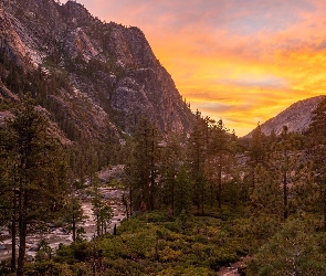 Park Narodowy Yosemite, Kalifornia, Wielki Kanion Tuolumne, Stany Zjednoczone, Zachód słońca, Drzewa, Rzeka Tuolumne, Góry, Skały