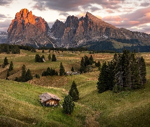 Góry, Val Gardena, Włochy, Dolomity, Sassolungo, Domki, Chmury, Drewniane, Płaskowyż, Seiser Alm, Drzewa, Dolina