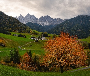 Dolomity, Chmury, Jesień, Góry, Las, Domy, Wieś, Drzewa, Santa Maddalena, Dolina Val di Funes, Kościół, Włochy