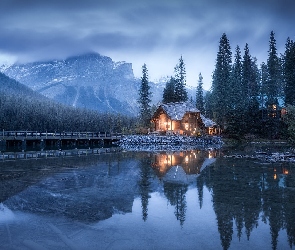 Góry, Odbicie, Park Narodowy Yoho, Odbicie, Drzewa, Kanada, Jezioro, Chmury, Most, Emerald Lake, Dom