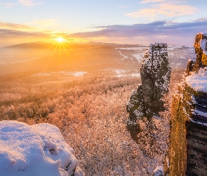 Śnieg, Promienie słońca, Zima, Drzewa, Skały, Góry Połabskie, Niemcy, Zachód słońca