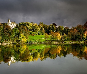 Norwegia, Chmury, Odbicie, Jesień, Ciemne, Jezioro, Bergen, Pałac Gamlehaugen, Drzewa