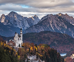 Wzgórze, Bawaria, Niemcy, Zamek Neuschwanstein, Skały, Drzewa, Góry, Lasy, Alpy, Chmury, Jesień, Gmina Schwangau