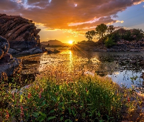 Jezioro, Drzewa, Zachód słońca, Skały, Arizona, Willow Lake, Stany Zjednoczone, Zarośla
