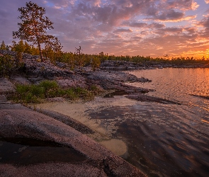 Karelia, Promienie słońca, Rosja, Ładoga, Jesień, Jezioro, Skały, Drzewa