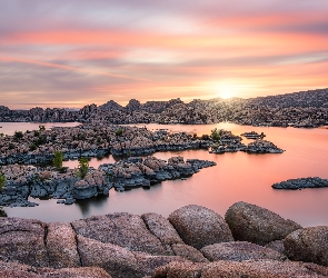 Watson Lake, Kamienie, Jezioro, Skały, Arizona, Chmury, Stany Zjednoczone, Zachód słońca