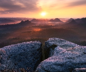 Park Narodowy Saskiej Szwajcarii, Zachód słońca, Skały, Niemcy, Promienie słońca, Góry Połabskie, Lasy