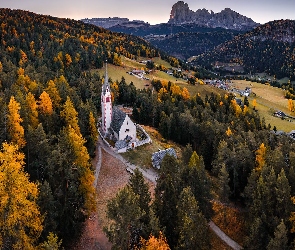 Drzewa, Jesień, Ortisei, Kościół św Jakuba, Dolomity, Włochy, Góry