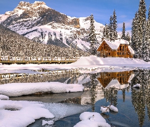 Kanada, Drzewa, Góry, Kolumbia Brytyjska, Dom, Zima, Most, Jezioro, Park Narodowy Yoho, Emerald Lake