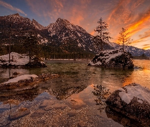 Niemcy, Gmina Berchtesgadener, Zachód słońca, Bawaria, Góry Alpy, Jezioro Hintersee, Skały, Drzewa, Zima, Chmury