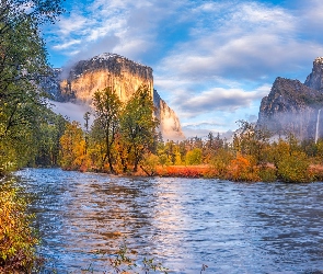 Chmury, Drzewa, Merced River, Jesień, Park Narodowy Yosemite, Kalifornia, Góry Sierra Nevada, Wodospad, Stany Zjednoczone, Rzeka