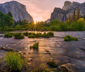 Rzeka, Park Narodowy Yosemite, Góry, Yosemite Valley, Promienie słońca, Merced River, Stany Zjednoczone, Trawa