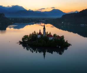 Wschód słońca, Drzewa, Jezioro Bled, Góry, Kościół Zwiastowania Marii Panny, Słowenia, Wyspa Blejski Otok